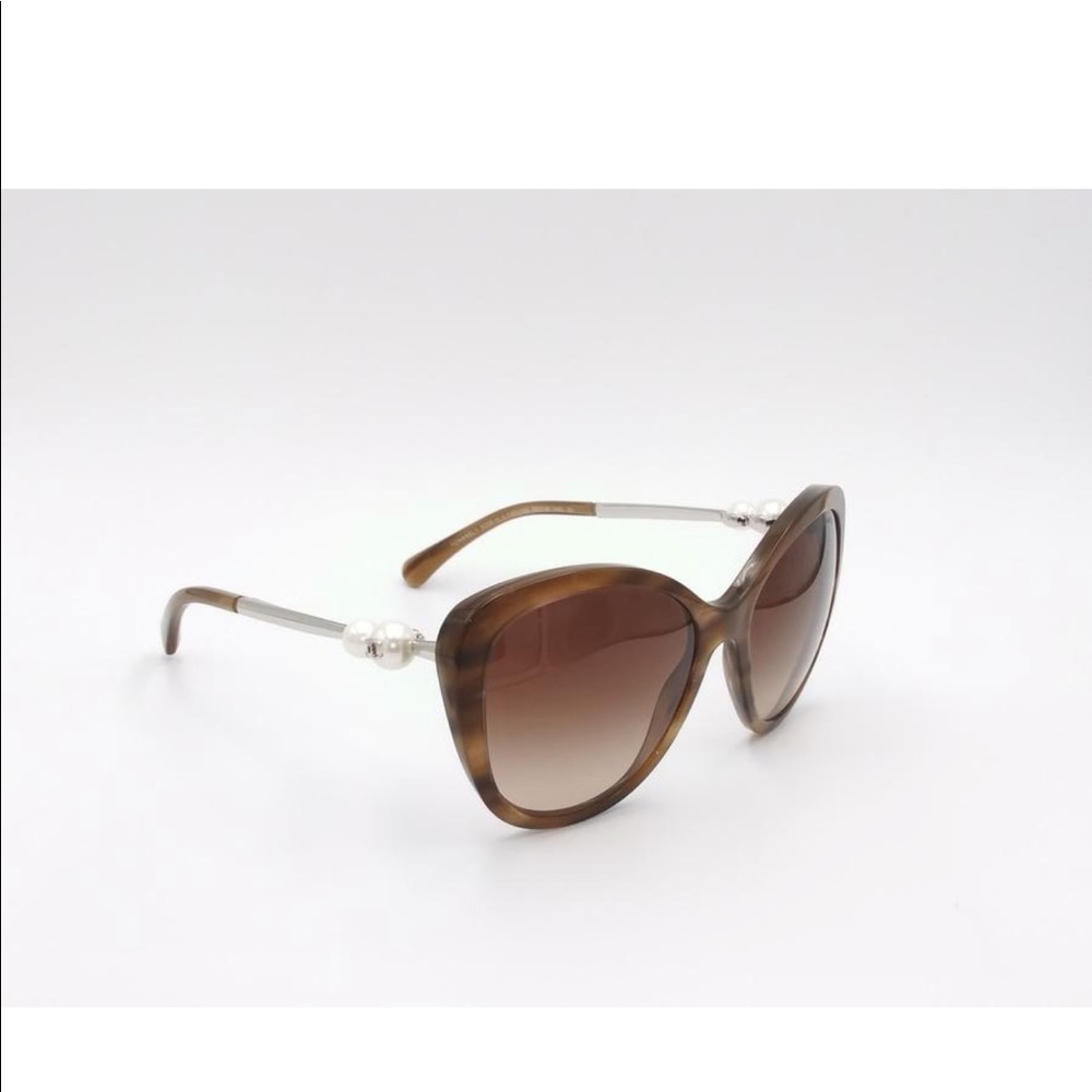Chanel pearled butterfly sunglasses 🕶🕶🕶🕶 - Picture 1 of 7